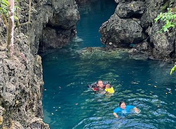 indonesia/pulau-derawan/attraction/dermaga-goa-halo-tabung