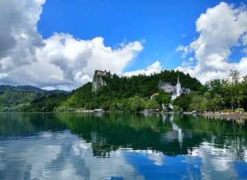 slovenia/triglav-national-park/attraction/wooden-house-on-the-lake