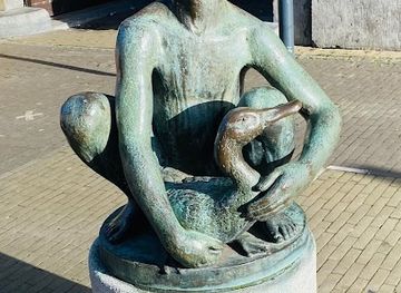 netherlands/limburg/attraction/statue-kind-mit-ente