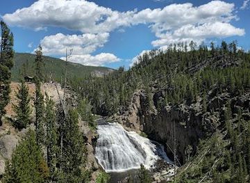 montana/yellowstone-national-park/attraction/gibbon-falls