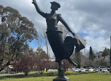 australia/central-highlands/attraction/mary-poppins-birthplace-statue