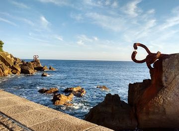 spain/san-sebastian/antiguo/attraction/comb-of-the-wind-eduardo-chillida-1976