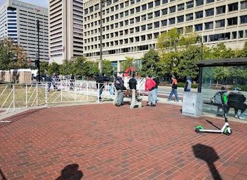 maryland/baltimore/attraction/mckeldin-plaza