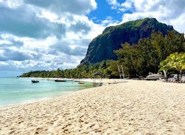 mauritius/blue-bay/attraction/le-morne-public-beach