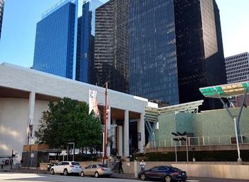 texas/the-woodlands/attraction/lynn-wyatt-square-for-the-performing-arts