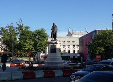 romania/iasi/attraction/miron-costin-statue