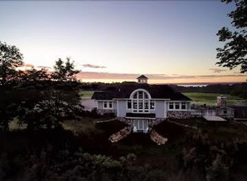 michigan/sleeping-bear-dunes-national-lakeshore/attraction/hawthorne-vineyards