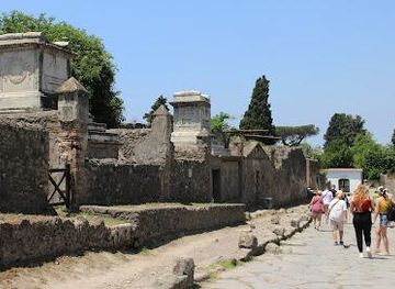 italy/pompeii/attraction/necropoli-di-porta-ercolano