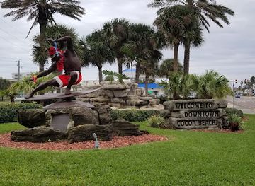florida/cocoa-beach/attraction/kelly-slater-statue