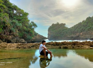 indonesia/east-java/attraction/pantai-batu-bengkung