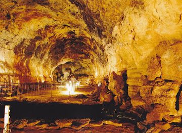 idaho/sawtooth/attraction/idaho-s-mammoth-cave-shoshone-bird-museum-of-natural-history