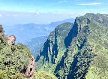 sri-lanka/knuckles-mountain-range/attraction/gombaniya-1906m