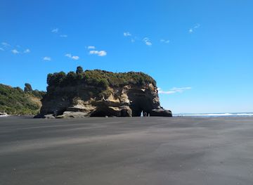 new-zealand/taranaki/attraction/elephant-rock-hole-in-the-rock