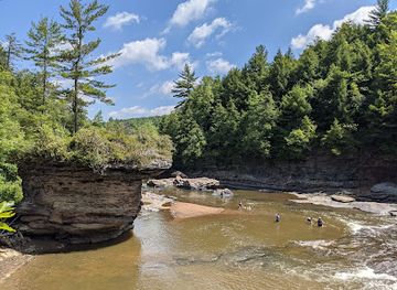 maryland/swallow-falls-state-park/attraction/riverside-rock-overhang