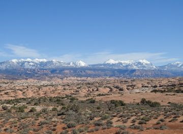 utah/canyonlands-national-park/attraction/canyon-rims-recreation-area