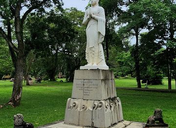 sri-lanka/gampaha-district/attraction/queen-viharamahadevi-statue
