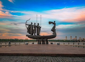 ukraine/kyiv/pechersk/attraction/kyiv-founders-monument