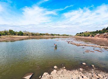 oklahoma/gloss-mountain-state-park/attraction/salt-plains-national-wildlife-refuge-admin-building-and-visitor-contact-station