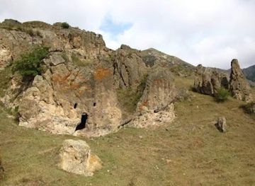 azerbaijan/greater-caucasus/attraction/agzibir-magarasi