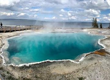 montana/yellowstone-national-park/attraction/thumb-geyser
