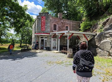 maryland/catoctin-mountain-park/attraction/crystal-grottoes-caverns