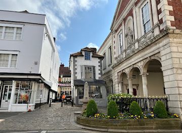 united-kingdom/surrey/attraction/the-crooked-house-of-windsor