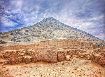 peru/trujillo/chan-chan/attraction/la-huaca-de-la-luna