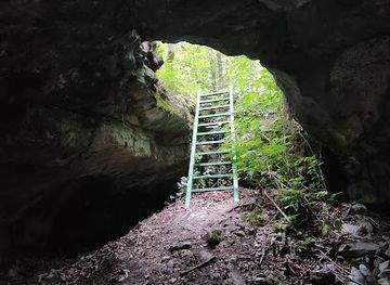 slovenia/sezana/attraction/vrabcna-jama