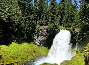 oregon/smith-rock-state-park/attraction/sahalie-falls-viewpoint