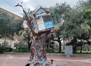 louisiana/new-orleans/attraction/hurricane-katrina-sculpture-house-in-a-tree
