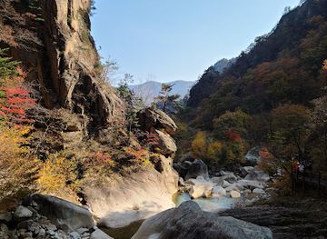 south-korea/seoraksan-national-park/attraction/yongso-waterfall