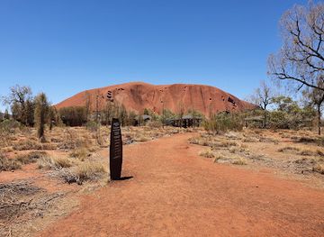 australia/uluru-kata-tjuta-national-park/attraction/walkatjara-art
