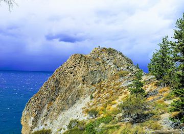 nevada/lyon-county/attraction/cave-rock-state-park