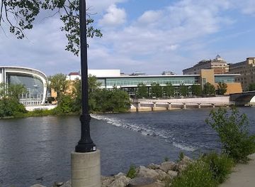 michigan/grand-rapids/attraction/riverwalk-ah-nab-awen-park