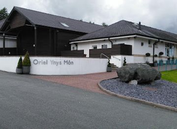 united-kingdom/caernarfonshire/attraction/oriel-mon