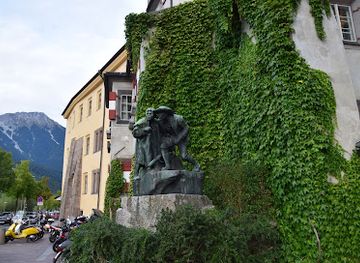 austria/innsbruck/innenstadt/attraction/father-and-son-or-anno-nine-war-memorial