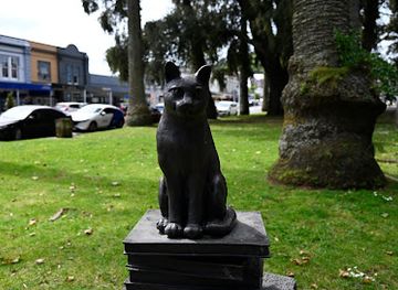 new-zealand/auckland/devonport/attraction/statue-of-benjamin-the-library-cat