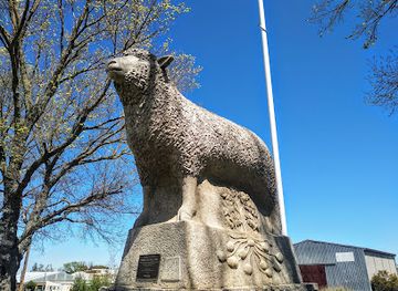australia/new-england/attraction/the-big-lamb