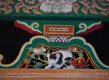 Nemuri-neko (Sleeping cat carving)