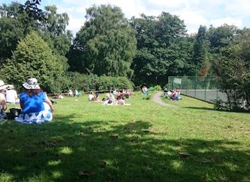 united-kingdom/leeds/headingley/attraction/the-hollies