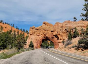 utah/panguitch/attraction/red-canyon-arch
