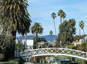 california/venice-beach/attraction/venice-canals-beach-access-path