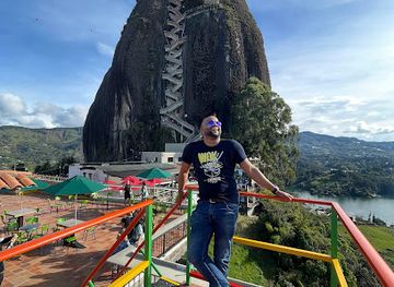 colombia/guatape/attraction/letras-guatape