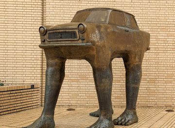 liechtenstein/furstensteig/attraction/walking-car-sculpture