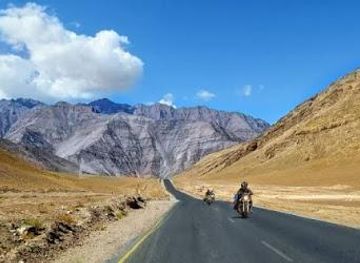 india/leh/attraction/magnetic-hill