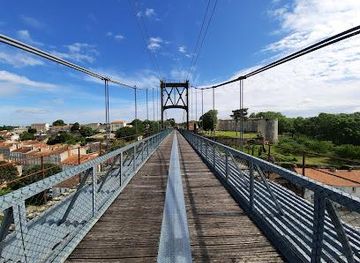 france/la-rochelle/attraction/suspension-bridge-tonnay-charente