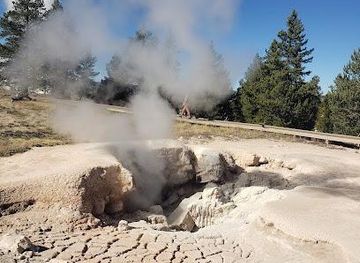 montana/yellowstone-national-park/attraction/deep-blue-geyser
