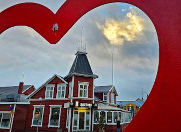 iceland/akureyri/attraction/loveakureyri-sign