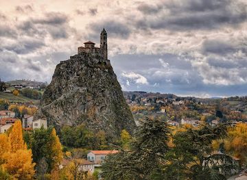 france/auvergne-volcanoes/attraction/rocher-saint-michel-d-aiguilhe
