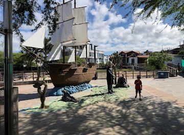 ecuador/puerto-ayora/attraction/charles-darwin-statue